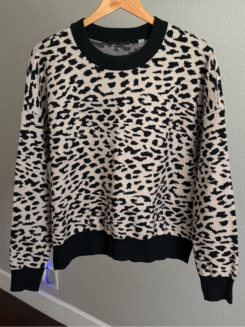 T Tahari Women’s Leopard print Crew Neck Sweater, Sz - L